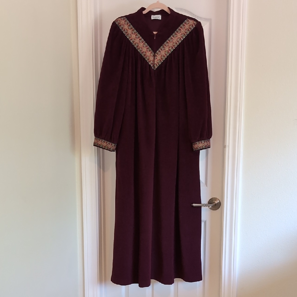 Vanity Fair Burgundy Velour Housecoat Robe Zipper Front 2 Pockets SzL EUC
